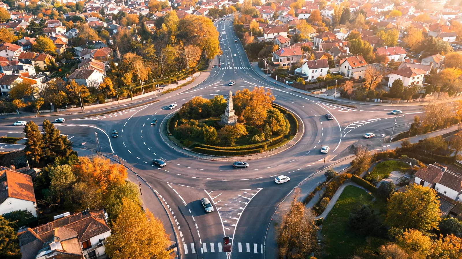 Vue aerienne d un grand rond-point francais avec plusieurs voies et trace de tourne-a-gauche