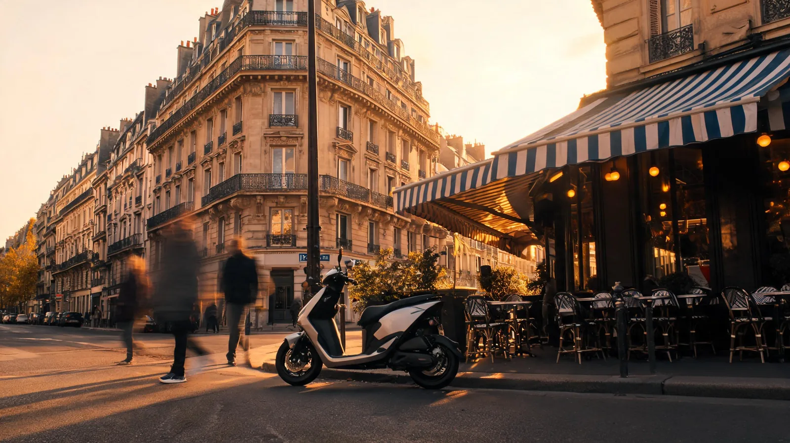 Scooter electrique gare en zone de recharge a Paris