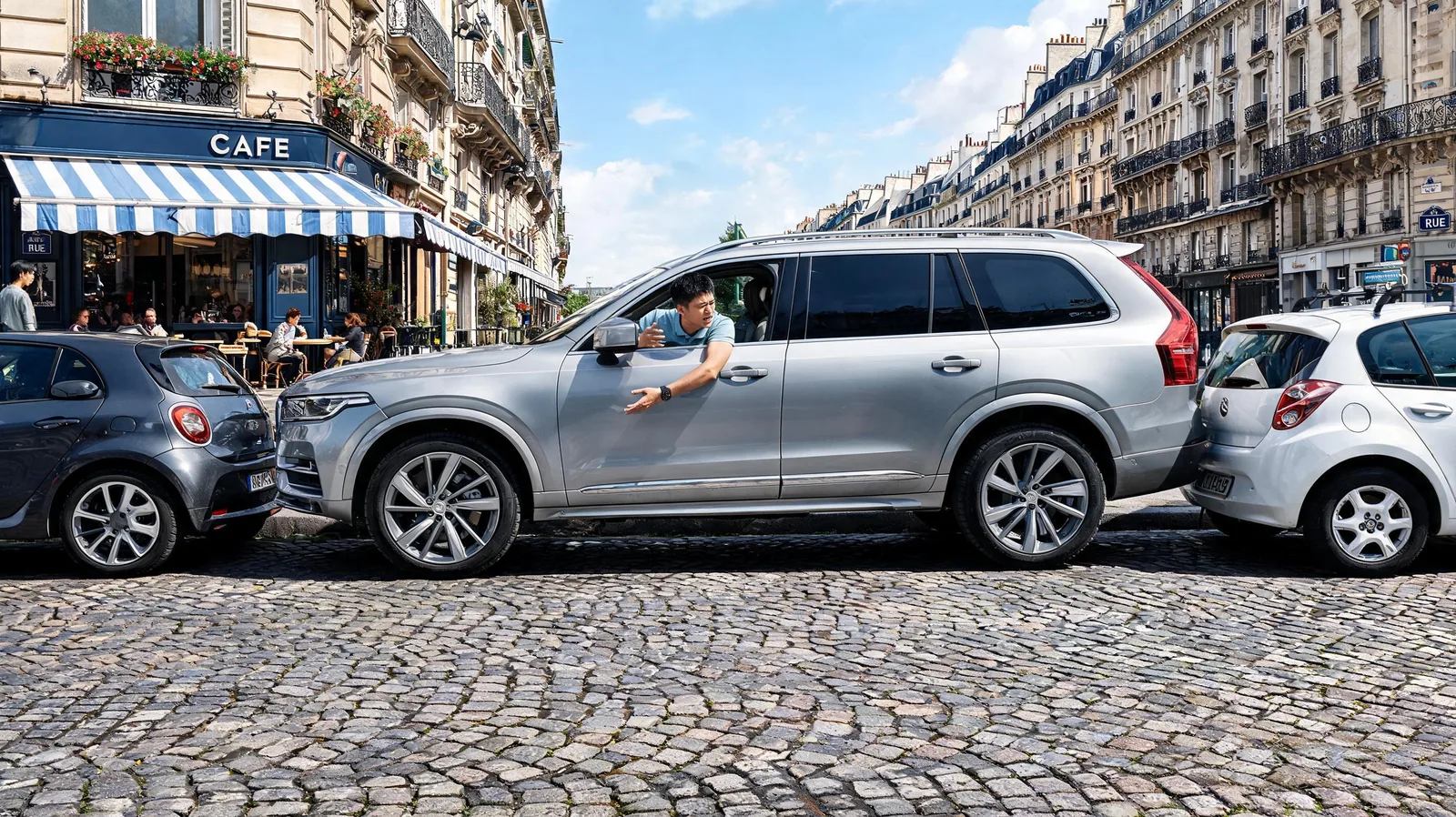 Grand SUV garé en double file dans une rue étroite de Paris