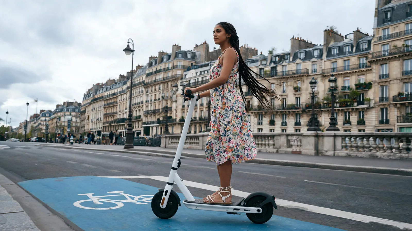 Trottinette electrique privee sur piste cyclable parisienne